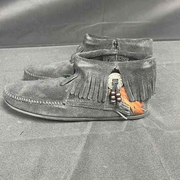 Minnetonka Women’s Concho Feather Black Boot (2931) - Picture 4 of 9